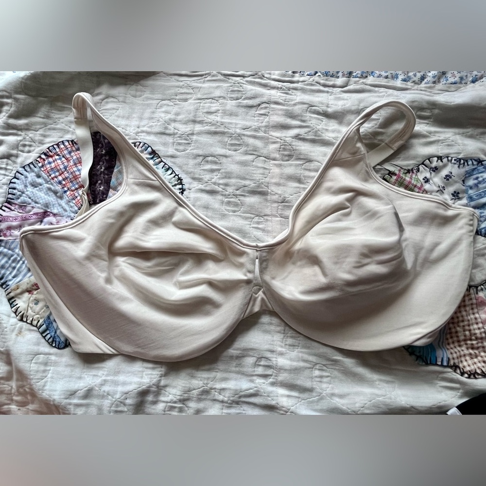 White bra has underwire 40 triple D